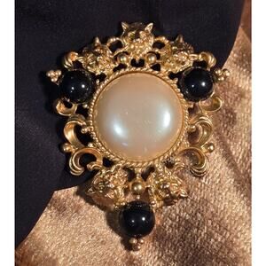 Vintage Avon Brooch Lion Heads Opalescent Center Gold ToneSigned